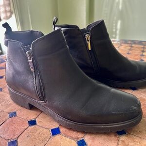 Munro ankle side zip boot -size 10